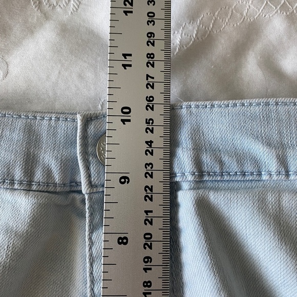 Garage Women's Light Wash Roller‎ Shorts Stretch Denim Jean Shorts Size 0 - Picture 8 of 10